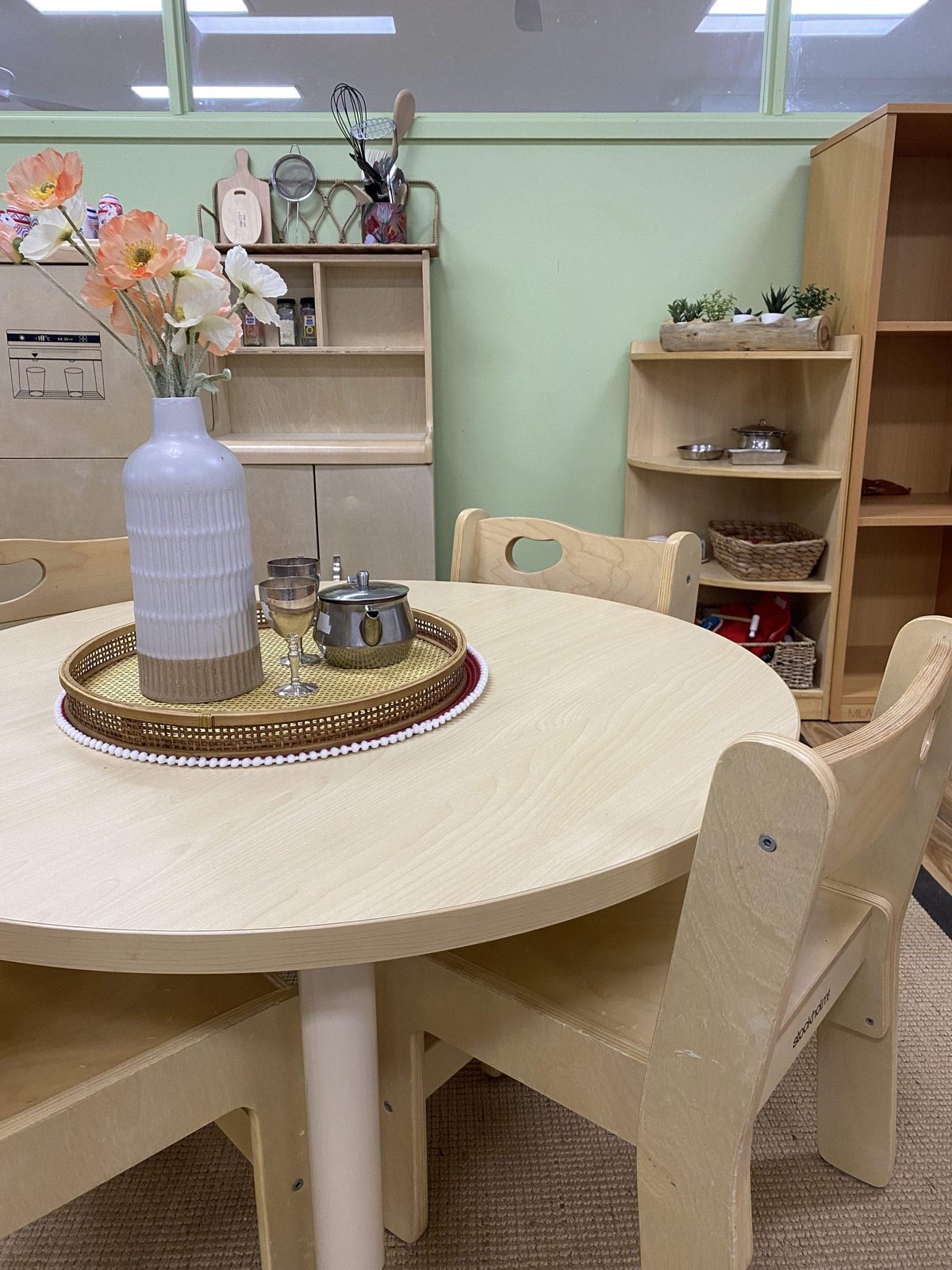 Round art table ready for painting and drawing